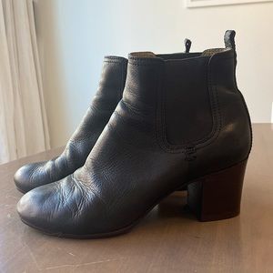 FRYE Stella Short Chelsea Black Leather Ankle Boots | Size 10